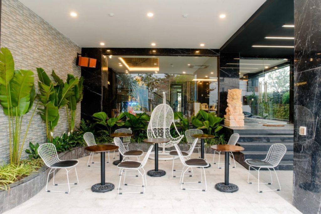 Thưởng thực cafe sạch rang xay hảo hạng tại khách sạn Hanami 2 Mot goc khong gian cafe ngoai troi