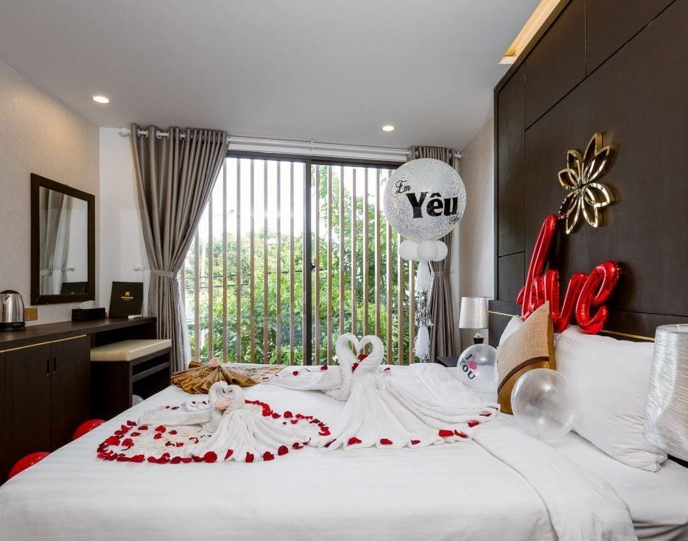 BE CAREFUL WHEN BOOKING A DANANG HOTEL ROOM ONLINE 2 phong can ho honeymoon 1 giuong doi 3 e1558309376342