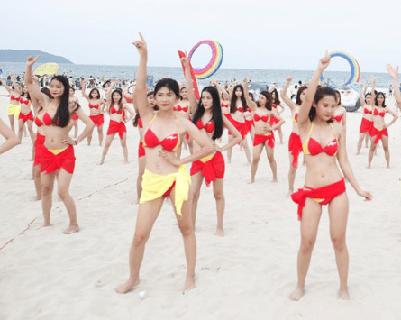 Flashmob bikini tại biển Đà Nẵng