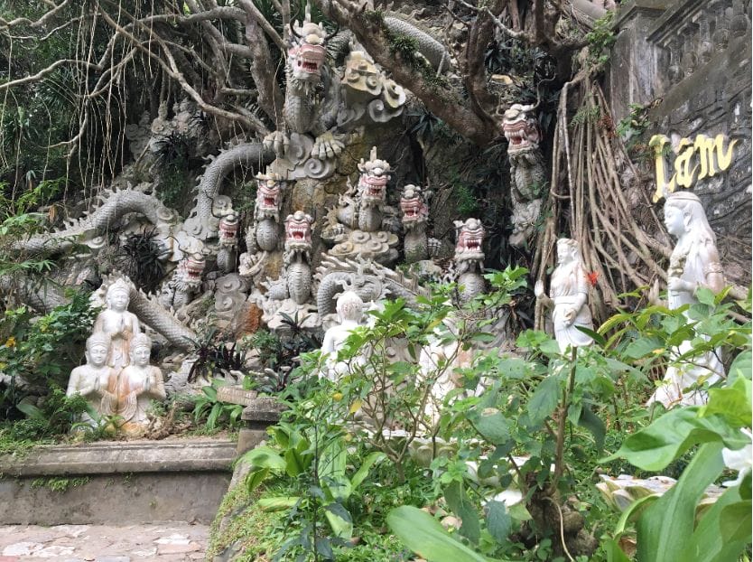 tượng rồng và tượng phật ở núi Ngũ Hành Sơn Đà Nẵng
