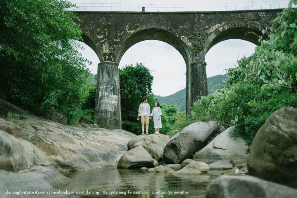 cặp đôi chụp ảnh tại cầu vòm đồn cả ở đèo hải vân Đà Nẵng
