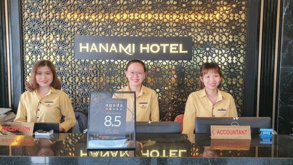 nhân viên lễ tân tại Hanami Hotel Danang