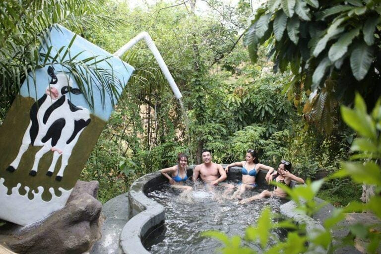 Suối khoắng nóng núi thần tài