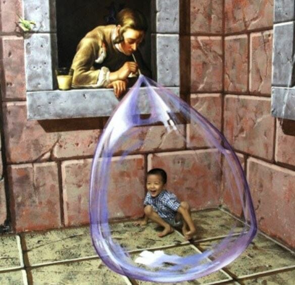 thằng nhỏ chụp hình tại Bảo tàng 3D TrickEye Đà Nẵng 