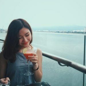 người đẹp ngồi ở quán Cafe đẹp ở Đà Nẵng ven sông Hàn