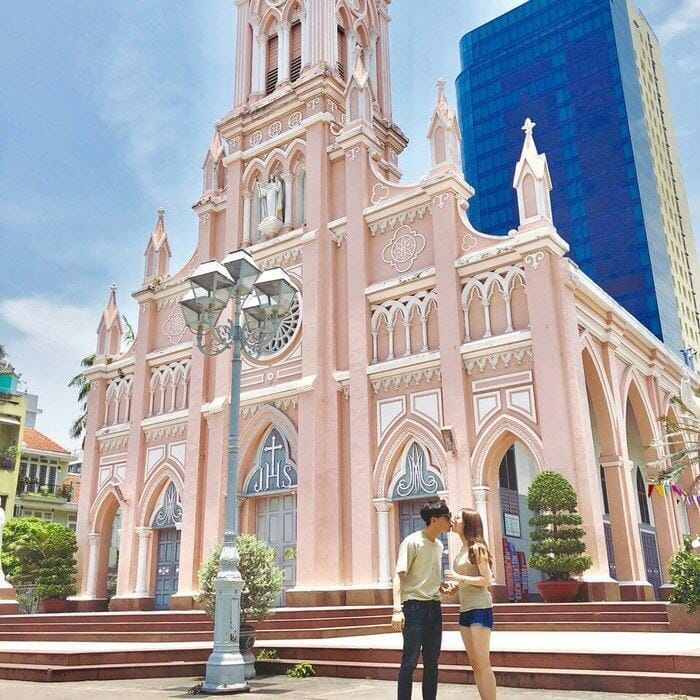 hình cặp đôi tại nhà thờ con gà đà nẵng