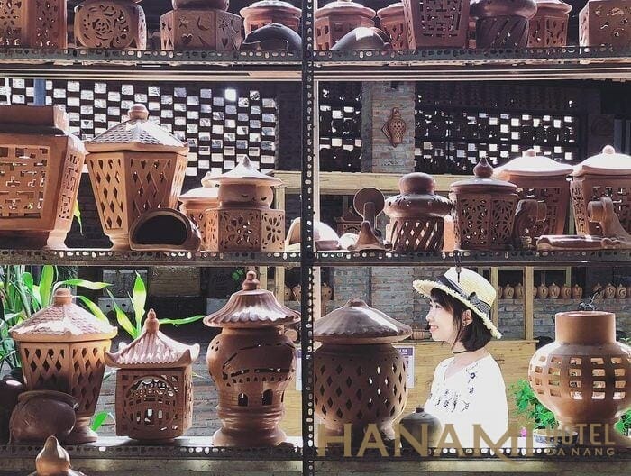 Thanh Ha Pottery Village - The Place Of Cultural Inheritance 2 LÀNG GỐM THANH HÀ và bạn nữ