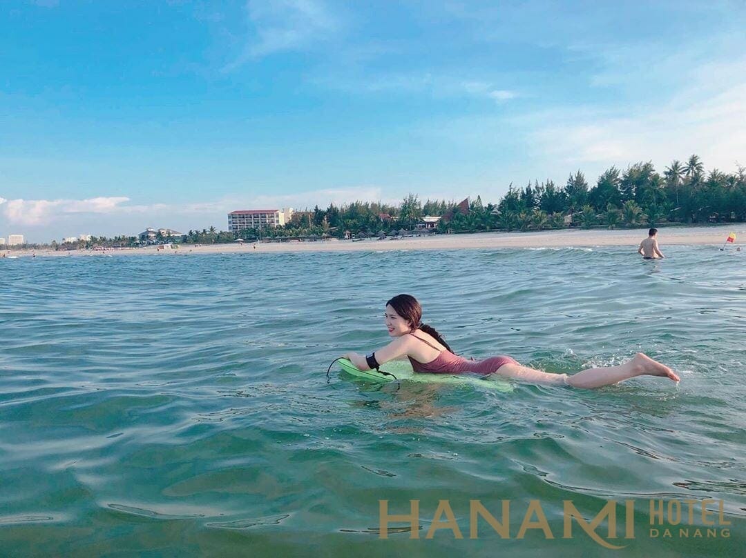 岘港海滩 - 10个岘港最迷人的海滩 5 cô gái bơi ở bãi biển non nước đà nẵng