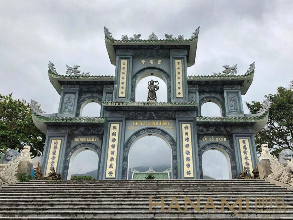 Cổng chùa linh ứng