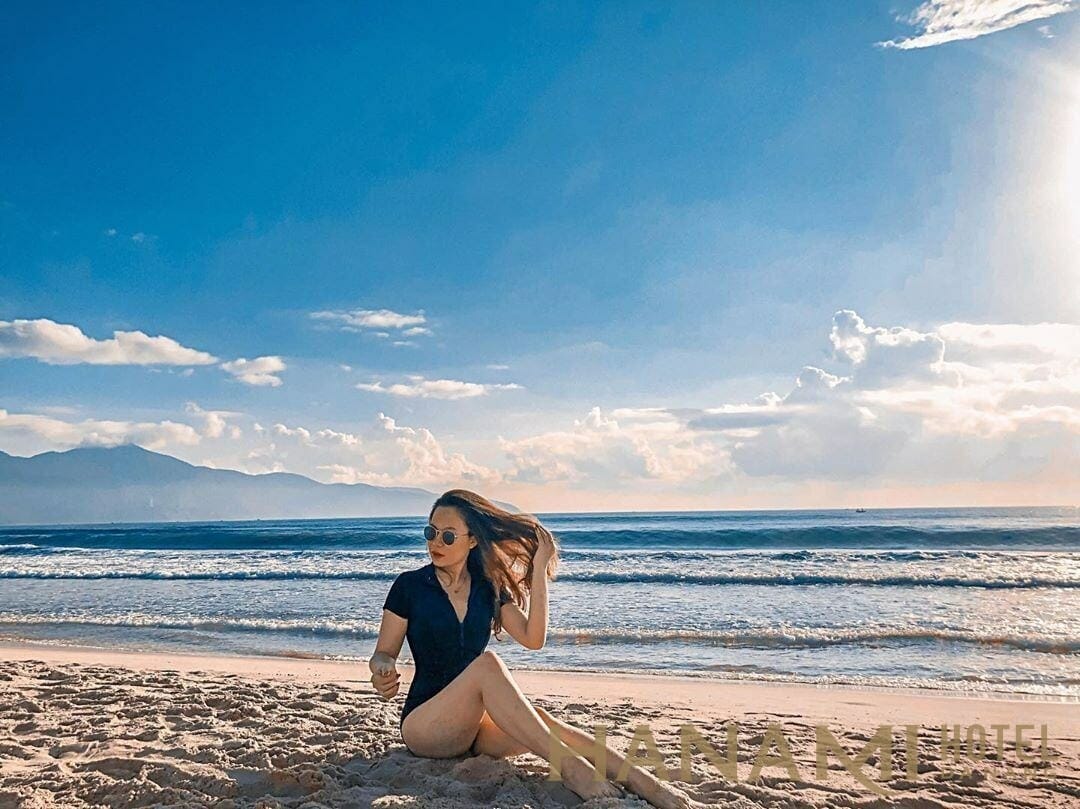 Cô gái tạo dáng bên bãi biển Mỹ Khê