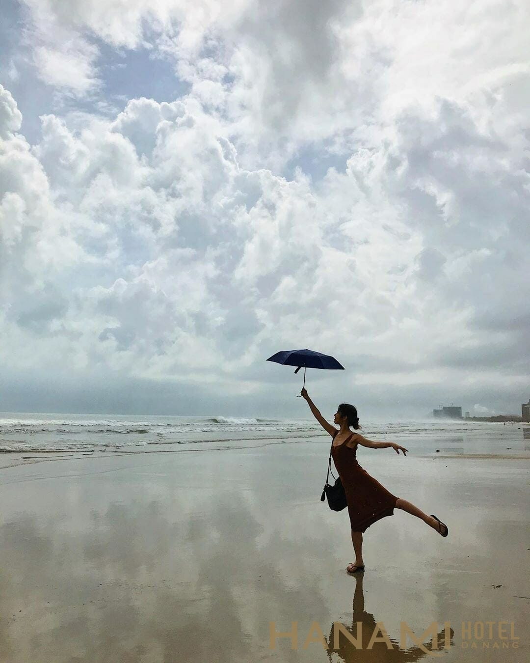 cô gái cầm ô chụp hình ở bãi biển mỹ khê