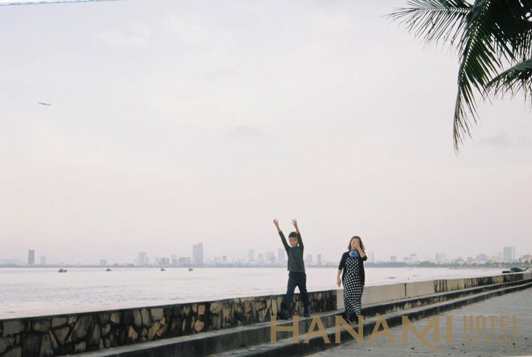 2 người chụp ảnh ở bãi biển thanh bình Đà Nẵng 
