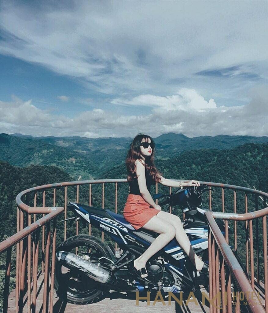 bạn nữ chụp hình check in tại đỉnh Quế Tây Giang