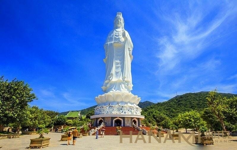 tượng quan thế âm cao nhất việt nam tại chùa linh ứng bãi bụt đà nẵng 