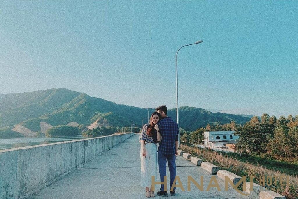cặp đôi chụp hình tại hồ hòa trung