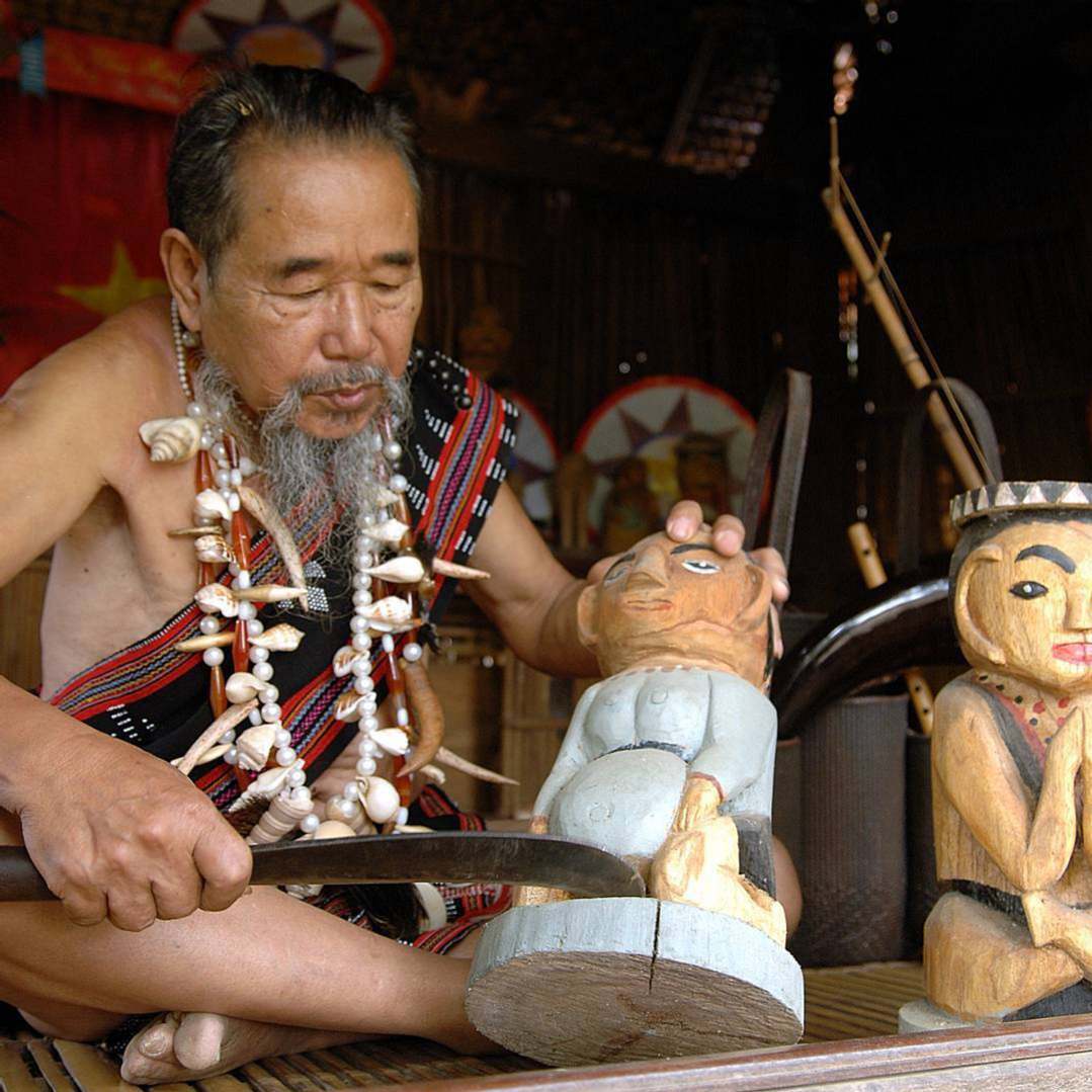 người dân tộc cơ tu ở tây giang điêu khắc tượng gỗ