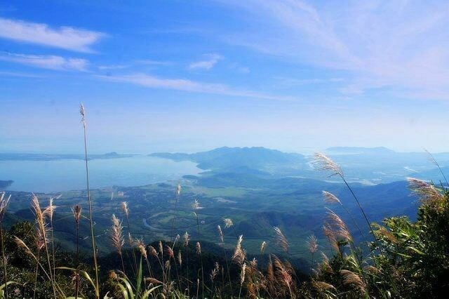 núi bạch mã lúc bình minh