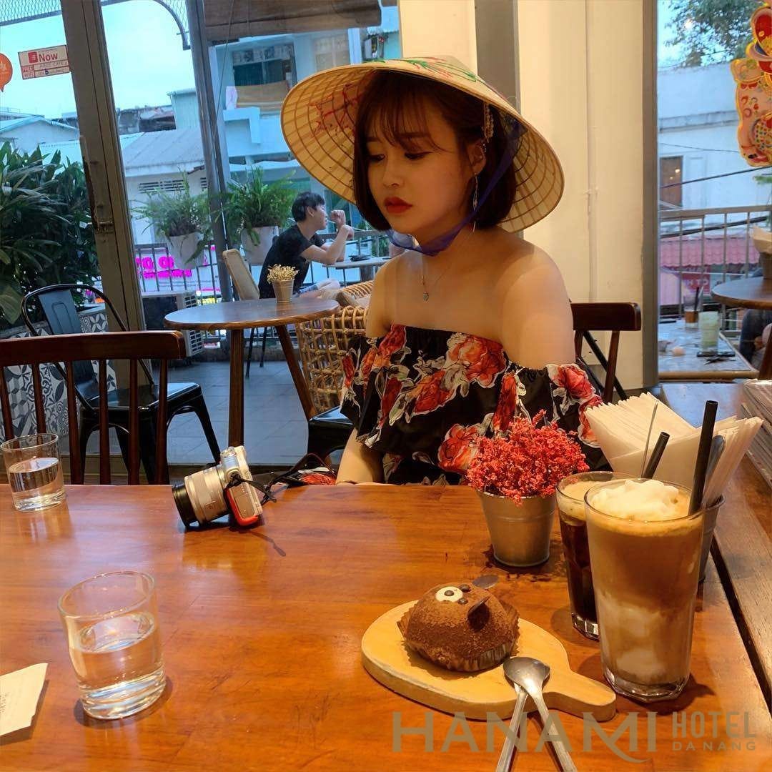 Top 10 quán cafe lãng mạn Đà Nẵng dành cho các cặp đôi hẹn hò ở Đà Nẵng 5 Aroi Dessert Cafe bên bờ sông Hàn thơ mộng