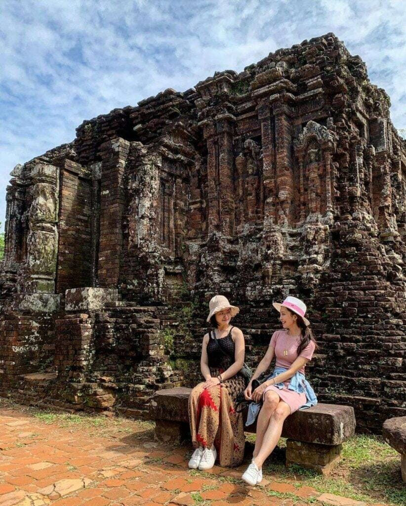 Kinh nghiệm du lịch Quảng Nam mới nhất 2021 5 du khách chụp ảnh tại Thánh địa Mỹ Sơn