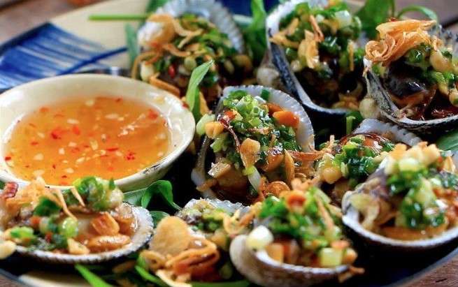 Hàu nướng mỡ hành ở vịnh Lăng Cô - gần đèo Hải Vân