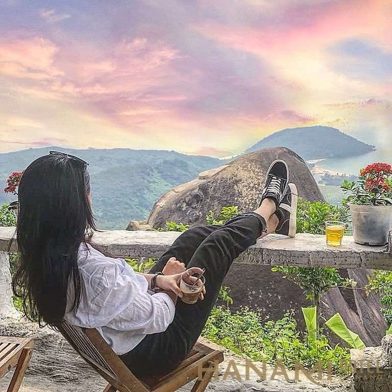 ngồi nhâm nhi ly cafe ngắm cảnh ở đèo Hải Vân
