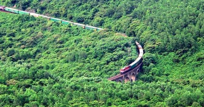 Tàu anh qua núi ở đèo Hải Vân Đà Nẵng