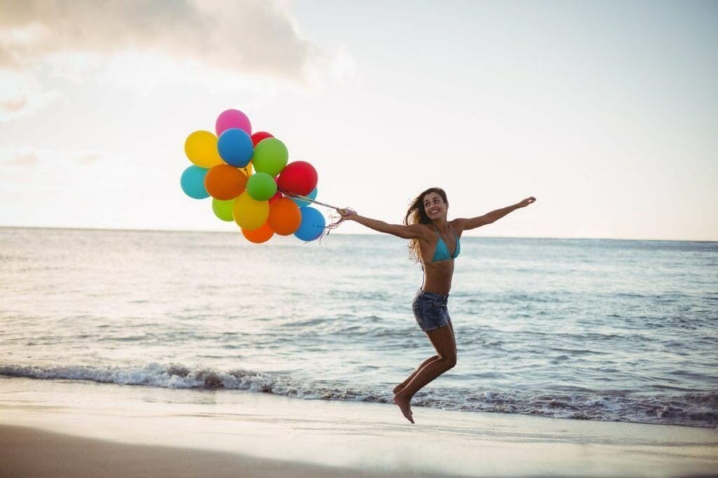 Tổng hợp 50 địa điểm du lịch Đà Nẵng năm 2023 6 cô gái dạo bên biển Phạm Văn Đồng