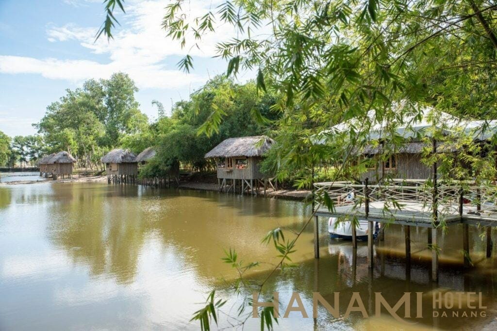 chòi câu cá bên bờ hồ ở khu du lịch sinh thái Hà GIa