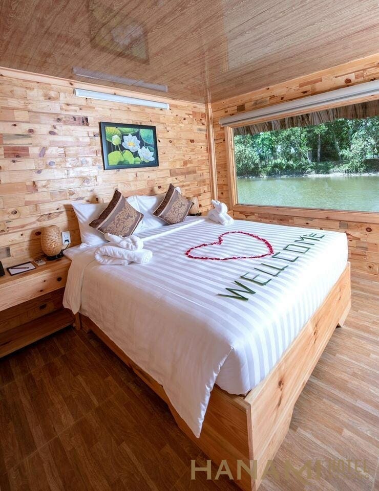 có phòng khách sạn chất lượng sạch sẽ cho các bạn muốn ở lại qua đêm tại khu du lịch sinh thái Hà Gia