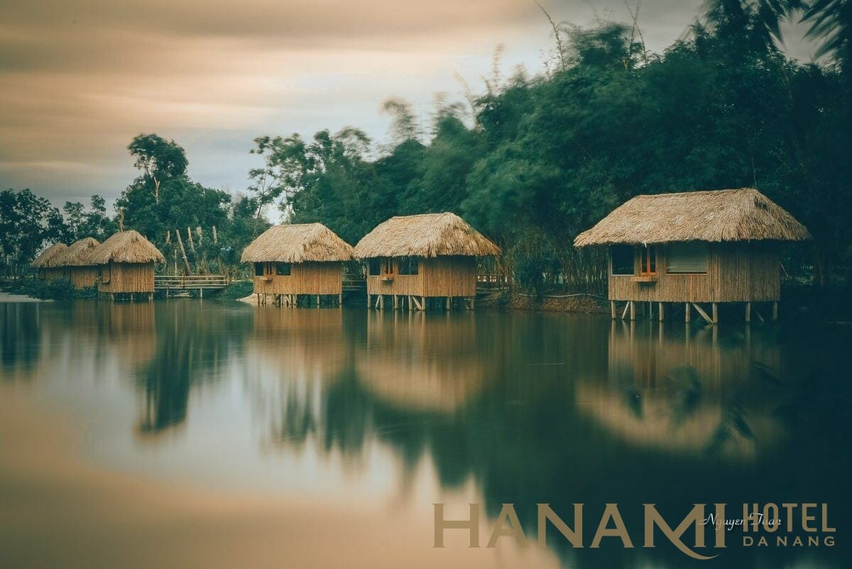 dòng sông Cổ Cò chạy dọc theo rừng tre khu du lịch sinh thái Hà Gia