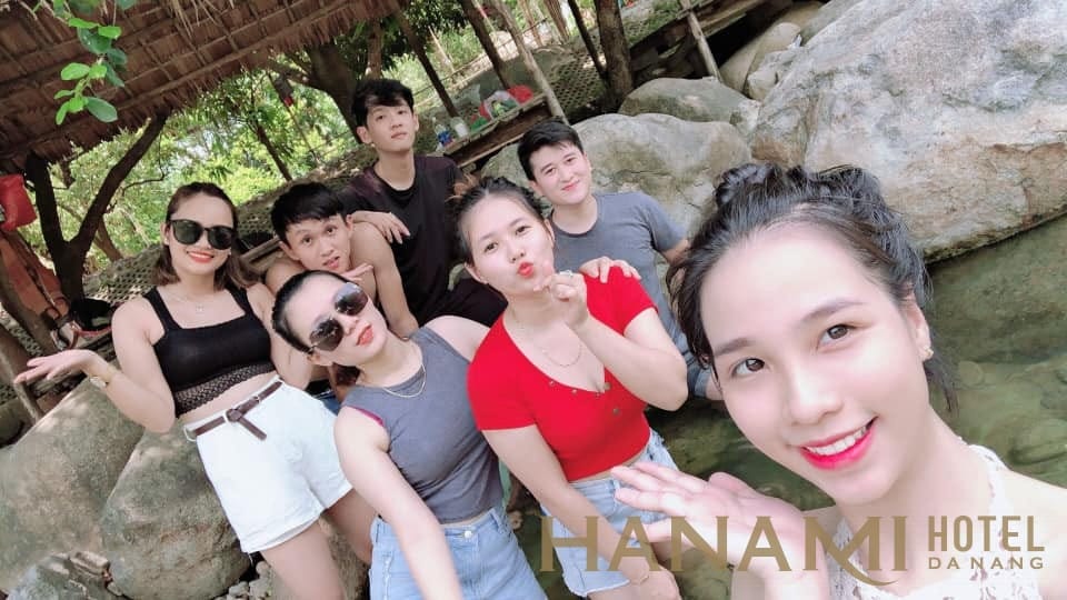 các bạn trẻ check in tại suối Lương Đà Nẵng