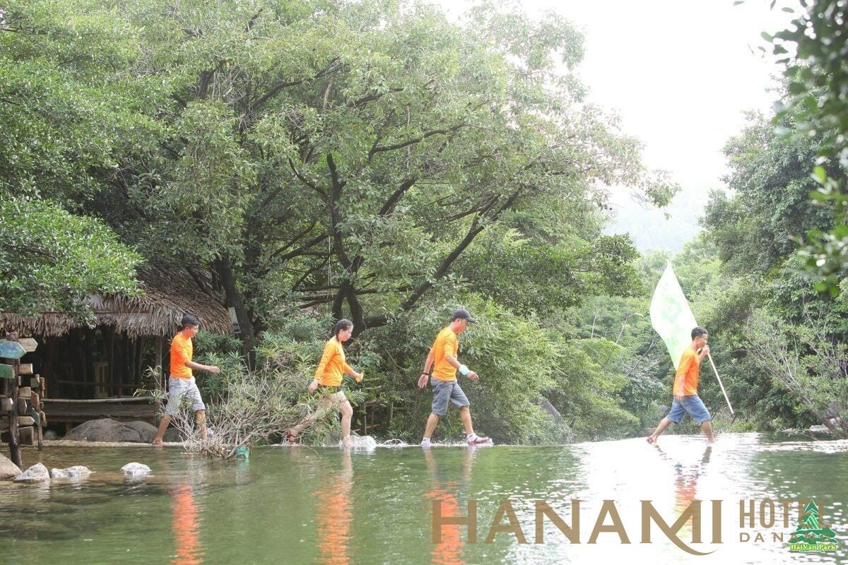 các hoạt động tập thể ở suối Lương Đà Nẵng