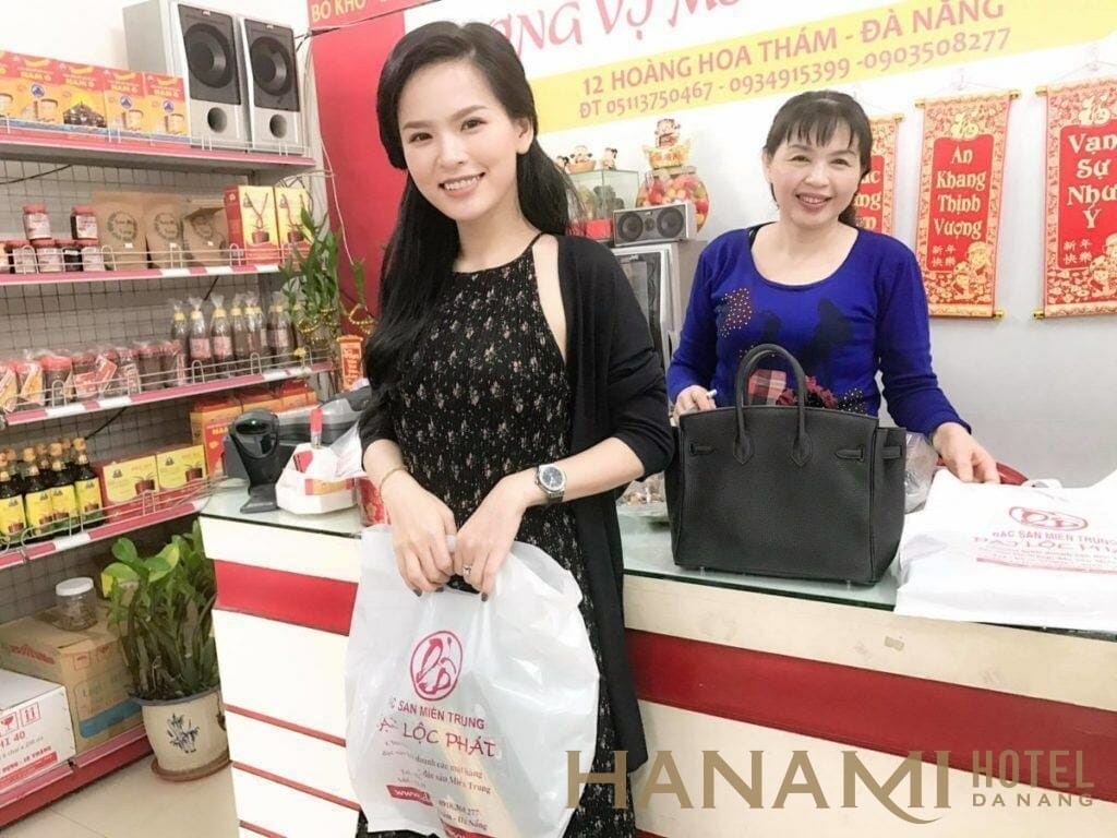 khách mua rong biển ở đặc sản Đại Lộc Phát Đà Nẵng