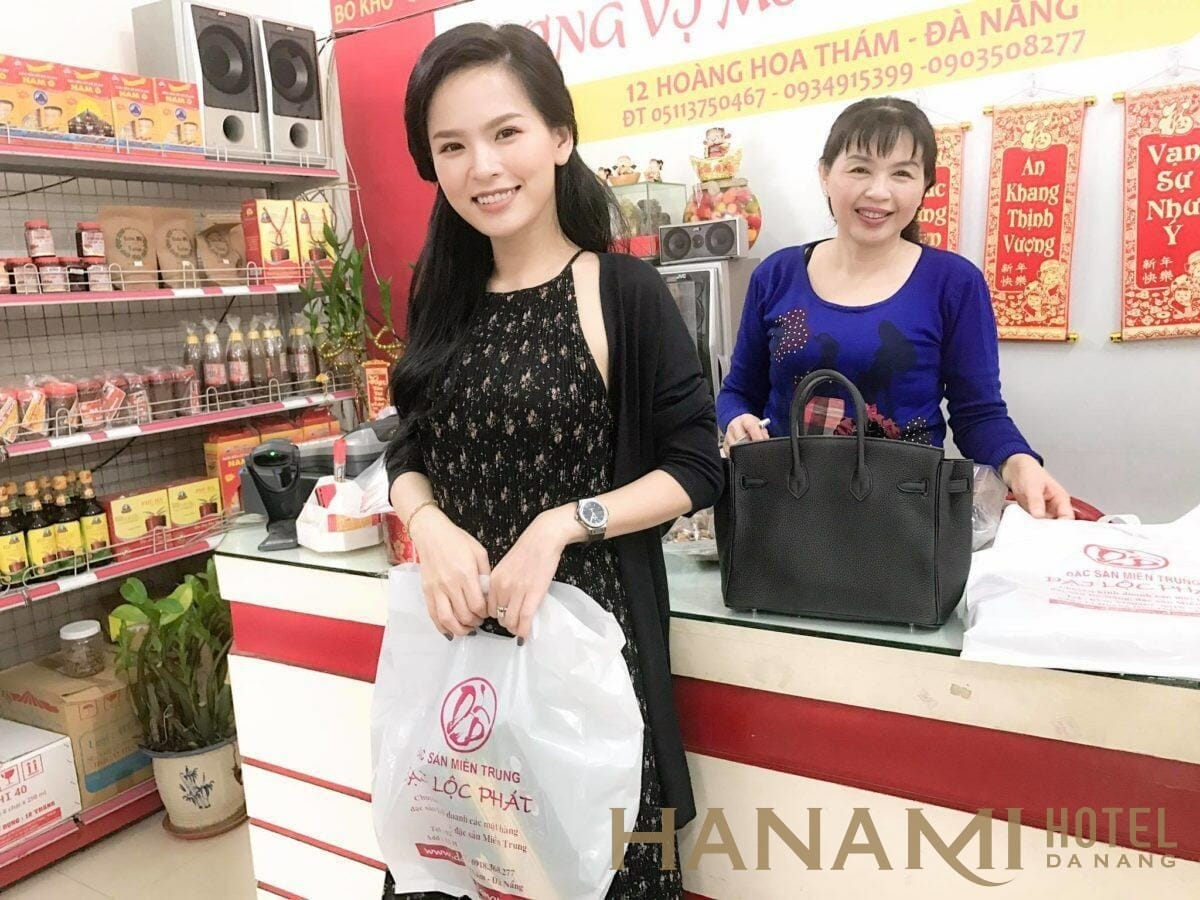 khách mua rong biển ở đặc sản Đại Lộc Phát Đà Nẵng