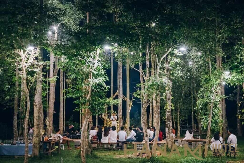 Nghe nhạc dưới gốc cây tại An Nhiên Farm