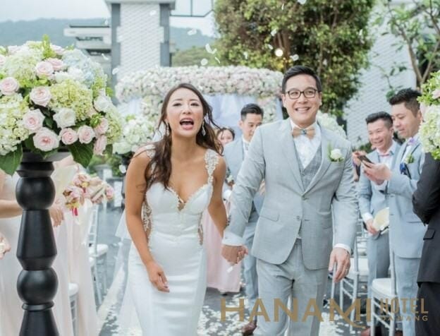 cặp đôi vui vẻ khi đám cưới tại Đà Nẵng
