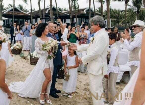 Trang trí đám cưới tại bãi biển ở Đà Nẵng