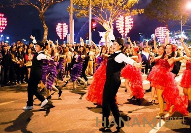 Vũ hội đường phố và Âm nhạc đường phố do Trường Cao đẳng Văn hóa Nghệ thuật Đà Nẵng chủ trì.