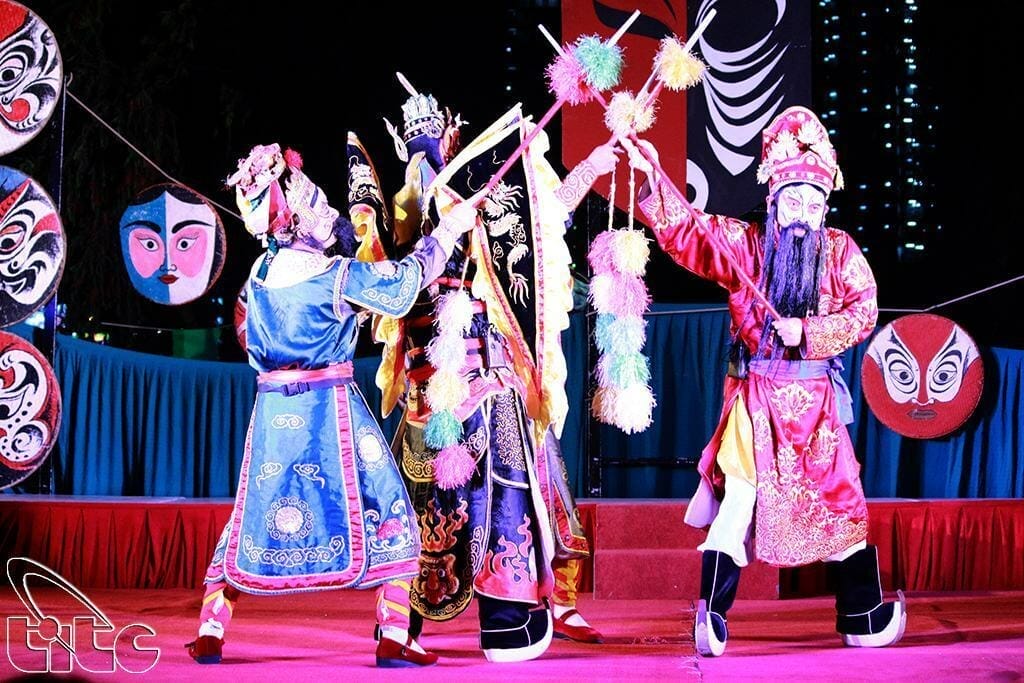 ĐA DẠNG CÁC HOẠT ĐỘNG VĂN HÓA - LỄ HỘI HAI BÊN BỜ SÔNG HÀN NĂM 2021 Vào ngày 18/12/2020 vừa qua, Sở Văn hóa và Thể thao đã đề xuất ban hành danh mục các hoạt động văn hóa-lễ hội năm 2021, Chủ tịch UBND thành phố Đà Nẵng thống nhất ban hành Danh mục các hoạt động văn hóa - lễ hội hai bên bờ sông Hàn năm 2021 như sau: CÁC HOẠT ĐỘNG ĐỊNH KỲ Từ tháng 1 đến tháng 9: Vũ hội đường phố và Âm nhạc đường phố do Trường Cao đẳng Văn hóa Nghệ thuật Đà Nẵng chủ trì. Thứ Bảy cuối cùng của mỗi tháng từ 19h30 đến 21h30 với Vũ hội đường phố có hóa trang kết hợp với biểu diễn nhạc hơi các tác phẩm âm nhạc Việt Nam và quốc tế. Diễn ra tại đường Trần Hưng Đạo (từ đoạn đường Lý Nam Đế đến Triệu Việt Vương) Thứ Bảy tuần thứ 2 mỗi tháng từ 20h-22h với Âm nhạc đường phố với các tiết mục biểu diễn nghệ thuật tại Công viên phía Bắc, bờ Đông cầu sông Hàn. Từ tháng 1 đến tháng 10: Hát Dân ca, Bài chòi, âm nhạc dân tộc và Vũ điệu Sông Hàn Vào cuối tuần hàng tuần 17h đến 21h30 với hoạt động Hô hát Bài Chòi ca ngợi thành phố Đà Nẵng; hô hát Bài Chòi hội và Bài Chòi trải chiếu, Biểu diễn hòa tấu, độc tấu các nhạc cụ dân tộc. Diễn ra tại vỉa hè đường Trần Hưng Đạo, phía Nam bờ Đông cầu Rồng Tại vỉa hè vòng bán nguyệt, đường Bạch Đằng (đoạn giao nhau giữa Bạch Đằng và Bình Minh 6) diễn ra Vũ điệu sông Hàn vào hằng đêm (trừ thứ Bảy cuối tháng) từ 20h-22h30. Từ tháng 1 đến tháng 12: Âm nhạc đường phố Âm nhạc đường phố diễn ra từ tháng 1 đến tháng 12 vào các thứ Sáu, Bảy và Chủ nhật hàng tuần từ 19h-22h được các nghệ sĩ thành phố Đà Nẵng biểu diễn, tại phía Bắc, bờ Tây cầu Rồng (đối diện VTV8) hoặc vỉa hè đường Bạch Đằng, đối diện 250 đường Bạch Đằng. Từ tháng 2 đến tháng 9: Tổ chức biểu diễn nhạc hơi Vào chủ nhật hàng tuần từ 19h45 -20h45 với sự kiện Tổ chức biểu diễn nhạc hơi tại Công viên bờ Tây cầu Rồng. Từ tháng 2 đến tháng 10 Từ 19h30 vào các Thứ Bảy của tuần thứ 2 và tuần thứ 4 mỗi tháng với Âm nhạc đường phố được tổ chức luân phiên giữa hai địa điểm là Công viên phía Nam, bờ Tây cầu Rồng và vỉa hè Đông đường Như Nguyệt. Từ tháng 3 đến tháng 9: Vào thứ Sáu của tuần thứ 2 và tuần thứ 4 mỗi tháng vào lúc 19h-21h các Đoàn viên, thanh viên các trường Đại học, Cao đẳng, CLB, đội sẽ vận động người dân và du khách tham gia các hoạt động ngoài trời, dân vũ hoặc là các hội thi, được diễn ra ở Công viên phía Nam bờ Tây cầu Rồng (đối diện Bảo tàng điêu khắc Chăm) Từ tháng 4 đến tháng 9: Nghệ thuật truyền thống và Tuồng xuống phố Chủ nhật tuần thứ 1 và thứ 3 mỗi tháng, từ 19h30 - 21h: Nghệ thuật truyền thống Chủ nhật tuần thứ 2 và thứ 4 mỗi tháng, từ 19h30- 21h: Tuồng xuống phố Diễn tại Công viên phía Bắc, bờ Đông cầu Trần Thị Lý Hoạt động Tuồng xuống phố tại Công viên phía Bắc, bờ Đông cầu sông Hàn Tháng 5 và tháng 8: Nghệ thuật đường phố Diễn ra nghệ thuật đường phố tại sự kiện Nghệ thuật sắp đặt tại vỉa hè phía Bắc, bờ Đông cầu Rồng, đường Trần Hưng Đạo, quận Sơn Trà. CỤ THỂ CÁC HOẠT ĐỘNG THƯỜNG NIÊN THÁNG 1: Từ ngày 29/12/2020 đến 04/01/2021: Triển lãm ảnh thời sự - nghệ thuật “Đà Nẵng - Sức sống mới” tại công viên phía Nam, bờ Tây cầu Rồng Ngày 01/01/2021: chương trình chào năm mới 2021 với các tiết mục biểu diễn ca nhạc tại vòng bán nguyệt, đường Bạch Đằng Ngày 02/01/2021: chương trình biểu diễn nghệ thuật “Chào mừng năm mới 2021” (Tết Dương lịch) tại công viên phía Nam,bờ Tây cầu Rồng Ngày 29/01/2021: chương trình văn nghệ tổng hợp “Mừng Đảng, mừng Xuân” tại công viên bờ Đông cầu Rồng. Tháng 01/2021: chương trình “Phiên chợ ngày Tết” tại Bảo tàng Đà Nẵng Tháng 01/2021: chương trình Nghệ thuật Mừng Đảng đón xuân Tân Sửu 2021 tại công viên phía Nam, bờ Tây cầu Rồng Vào tháng 1 và tháng 2/2021 cuộc thi “ Tài năng nghệ thuật” tại vỉa hè phía Nam, bờ Đông cầu sông Hàn THÁNG 2 Ngày 11/02 (đêm giao thừa Tết Nguyên Đán): từ 19h30-24h00: chương trình nghệ thuật chào mừng năm mới Tết Nguyên Đán 2021 tại Công viên bờ Đông cầu Rồng. Sau đó bắn pháo hoa 15 phút vào lúc 00 giờ 00 ngày 12/02/2021 tại 3 địa điểm: -Điểm 1: cầu Nguyễn Văn Trỗi (giáp ranh giữa các quận Hải Châu, Sơn Trà, Ngũ Hành Sơn - Điểm 2: khu phức hợp thương mại cao tầng Phương Trang - Khu F (đối diện về phía Đông trung tâm Hành chính quận Liên Chiểu) - Điểm 3: khu trung tâm Hành chính huyện Hòa Vang (đầu đường phía Tây trụ sở Ủy ban Mặt trận Tổ quốc Việt Nam huyện Hòa Vang) Chương trình văn nghệ chào mừng Đại hội Đảng toàn quốc lần thứ 13 tại tại công viên phía Nam, bờ Tây cầu Rồng (đối diện Bảo tàng Điêu khắc Chăm) THÁNG 3: Tổ chức triển lãm ảnh Thời sự - Nghệ thuật nhân kỷ niệm 46 năm Ngày Giải phóng thành phố Đà Nẵng (29/03/1975 - 29/03/2021) dự kiến được tổ chức từ ngày 24/03 đến 30/03/2021 tại công viên phía Nam bờ Tây cầu Rồng (đối diện Bảo tàng Điêu khắc Chăm) Ngày 27/03/2021 vào lúc 19h30: chương trình nghệ thuật kỷ niệm 46 năm Ngày Giải phóng thành phố Đà Nẵng (29/03/1975-29/03/2021) biểu diễn ca nhạc tại vỉa hè vòng bán nguyệt, đường Bạch Đằng (đoạn giao nhau giữa Bạch Đằng và Bình Minh 6) do Nhà hát Trưng Vương chủ trì. Ngày 28/03/2021 chương trình nghệ thuật kỷ niệm 46 năm Ngày Giải phóng thành phố Đà Nẵng (29/03/1975-29/03/2021) tại công viên bờ Đông cầu Rồng do UBND quận Sơn Trà chủ trì Chương trình nghệ thuật “Tuổi trẻ Hải Châu tự hào tiến bước dưới cờ Đoàn” kỷ niệm 90 năm Ngày Thành lập Đoàn Thanh niên Cộng sản Hồ Chí Minh (26/03/2021) tại công viên phía Nam, bờ Tây cầu Rồng (đối diện Bảo tàng Điêu khắc Chăm) Chương trình nghệ thuật kỷ niệm 46 năm Ngày Giải phóng thành phố Đà Nẵng tại công viên phía Nam, bờ Tây cầu Rồng (đối diện Bảo tàng Điêu khắc Chăm) do UBND quận Hải Châu chủ trì. Các hoạt động thể thao trên sông Hàn như là mô tô nước, lướt ván, đua thuyền kayak.. Dự kiến được tổ chức 29/03/2021 trên sông Hàn THÁNG 4 30/04/2021: lúc 19h30 Chương trình nghệ thuật Kỷ niệm Ngày giải phóng miền Nam, thống nhất đất nước(30/04) và Ngày Quốc tế Lao động (01/05) tại công viên phía Bắc bờ Đông cầu Rồng do nhà hát Trưng Vương chủ trì. THÁNG 5 Ngày 19/05/2021: chương trình nghệ thuật Kỷ niệm 131 năm ngày sinh Chủ tịch Hồ Chí Minh tại tại công viên phía Nam, bờ Tây cầu Rồng (đối diện Bảo tàng Điêu khắc Chăm) do nhà hát Trưng Vương chủ trì. Lễ hội Hoa phong lan toàn quốc, hoa trưng bày, giao lưu giữa các hội, cá nhân yêu thích hoa phong lan tại Bảo tàng Đà Nẵng. Chương trình giao lưu nghệ thuật các CLB trên địa bàn thành phố năm 2021 nhân kỷ niệm 46 năm Ngày giải phóng miền Nam thống nhất đất nước (30/04); 131 năm ngày sinh Chủ tịch Hồ Chí Minh (19/5) tại công viên bờ Đông cầu Rồng do Trung tâm Văn hóa - Điện ảnh thành phố chủ trì. Chương trình văn nghệ chào mừng bầu cử đại biểu Quốc hội và Hội đồng nhân dân các cấp tại công viên phía Nam, bờ Tây cầu Rồng (đối diện Bảo tàng Điêu khắc Chăm) THÁNG 6 Chương trình nghệ thuật “Rực rỡ sắc hè” và Hội thi Ban nhóm nhạc và nhóm nhảy (phối hợp với Quận đoàn) tại công viên phía Nam, bờ Tây cầu Rồng (đối diện Bảo tàng Điêu khắc Chăm). Ngày hội Thanh niên với An toàn giao thông, phòng chống ma túy với nội dung tuyên truyền, biểu diễn nghệ thuật tại công viên phía Nam, bờ Tây cầu Rồng (đối diện Bảo tàng Điêu khắc Chăm) THÁNG 7 Ngày 14-15/7 (nhằm 05-06/6 âm lịch): Lễ hội văn hóa tại Di tích Nhà thờ Tiền hiền làng An Hải và Thoại Ngọc Hầu tại Nhà thờ Tiền hiền làng An Hải và Thoại Ngọc Hầu. Ngày 25/7/2021: chương trình nghệ thuật kỷ niệm Ngày thương binh - Liệt sĩ tại vỉa hè phía Đông đường Như Nguyệt do nhà hát Trưng Vương chủ trì. Ngày 27/7/2021: chương trình nghệ thuật kỷ niệm Ngày thương binh - Liệt sĩ với chủ đề “Bài ca không quên” tại công viên phía Nam, bờ Tây cầu Rồng (đối diện Bảo tàng Điêu khắc Chăm) công viên bờ Đông cầu Rồng (khu đất đường Trần Hưng Đạo - Lý Nam Đế) THÁNG 8 Cuộc thi “Tiếng hát mãi xanh” toàn thành phố tại vỉa hè vòng bán nguyệt, đường Bạch Đằng (đoạn giao nhau giữa Bạch Đằng và Bình Minh 6) Chương trình văn nghệ và kịch tuyên truyền chủ quyền biển đảo tại công viên bờ Đông cầu Rồng (khu đất đường Trần Hưng Đạo - Lý Nam Đế) Chương trình văn nghệ và kịch tuyên truyền kỷ niệm Cách mạng Tháng Tám và Quốc khánh 2/9/2021 tại công viên phía Nam, bờ Tây cầu Rồng (đối diện Bảo tàng Điêu khắc Chăm) Hội thi Dân vũ và Flashmob thanh niên năm 2021 tại công viên phía Nam, bờ Tây cầu Rồng (đối diện Bảo tàng Điêu khắc Chăm) THÁNG 9 Chương trình kỷ niệm 76 năm Quốc khánh CHXHCNVN vào 2/9/2021 tại công viên bờ Đông cầu Rồng (khu đất đường Trần Hưng Đạo - Lý Nam Đế) Triển lãm ảnh Thời sự - Nghệ thuật chào mừng Quốc khánh (2/9) tại công viên phía Nam, bờ Tây cầu Rồng (đối diện Bảo tàng Điêu khắc Chăm) 2 ngày giữa tháng 9/2021 có sự kiện “Ngày hội Văn hóa đọc Đà Nẵng 2021” tại công viên bờ Đông cầu Rồng (khu đất đường Trần Hưng Đạo - Lý Nam Đế) THÁNG 10 Liên hoan Ban nhóm nhạc, nhóm nhảy quận Hải Châu lần 2 năm 2021 tại công viên phía Nam, bờ Tây cầu Rồng (đối diện Bảo tàng Điêu khắc Chăm) do Quận đoàn Hải Châu chủ trì THÁNG 11 Ngày Hội di sản văn hóa Đà Nẵng năm 2021 tại Bảo tàng Đà Nẵng. Chương trình quảng bá ca khúc hay về thành phố tại công viên bờ Đông cầu Rồng (khu đất đường Trần Hưng Đạo - Lý Nam Đế) THÁNG 12 Ngày 22/12/2021 lúc 19h30: chương trình nghệ thuật kỷ niệm 77 năm Ngày thành lập Quân đội nhân dân Việt Nam tại vỉa hè vòng bán nguyệt, đường Bạch Đằng (đoạn giao nhau giữa Bạch Đằng và Bình Minh 6) hoặc vỉa hè phía đông đường Như Nguyệt do Nhà hát Trưng Vương chủ trì 22/12/2021: chương trình nghệ thuật “Hát về người chiến sỹ - người chiến sĩ hát” tại công viên phía Nam, bờ Tây cầu Rồng (đối diện Bảo tàng Điêu khắc Chăm) Chương trình nghệ thuật kỷ niệm 77 năm Ngày thành lập Quân đội nhân dân Việt Nam tại công viên bờ Đông cầu Rồng (khu đất đường Trần Hưng Đạo - Lý Nam Đế) do Trung tâm Văn hóa - Điện ảnh thành phố chủ trì HOẠT ĐỘNG KHÁC Vào tối thứ Bảy hoặc Chủ Nhật hàng tuần từ 20h đến 22h biểu diễn nghệ thuật phục vụ khán giả xem Rồng phun lửa, phun nước tại công viên bờ Đông cầu Rồng (khu đất đường Trần Hưng Đạo - Lý Nam Đế) do cty TNHH Thương mại Dịch vụ đào tạo đầu tư Green Hope chủ trì.