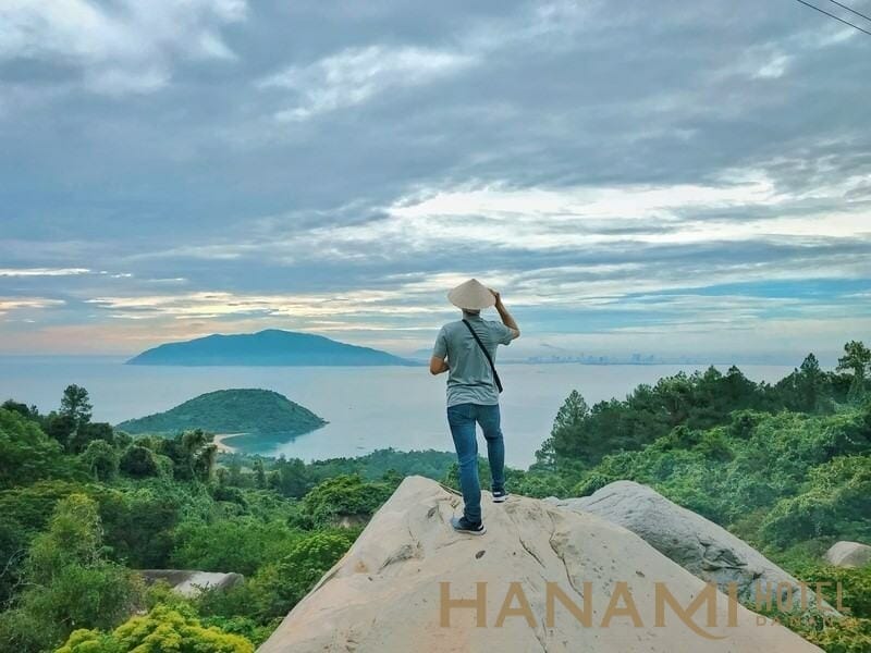 Hòn đá cụ Rùa nhìn ra biển