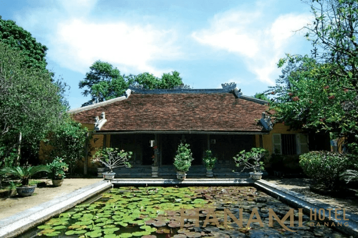 TOP 21 địa điểm du lịch Huế mê hoặc lòng người 4 Ao sen hay bể cạn phía trước nhà đại diện cho yếu tố thủy trong kiến trúc nhà vườn xưa