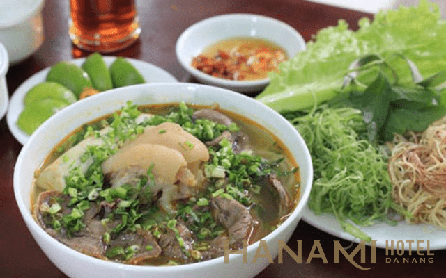 Bún bò Đà Nẵng kèm topping