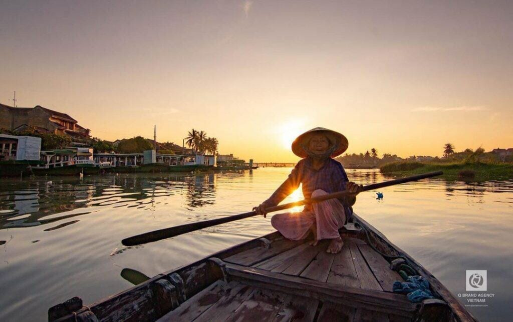 Phố Cổ Hội An Với Vẻ Đẹp Yên Bình, Cổ Kính - Trải Nghiệm Du Lịch Đà Nẵng 2 Người lái đò trên sông Hoài