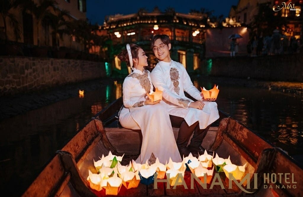 Thả hoa đăng bên dòng sông Hoài