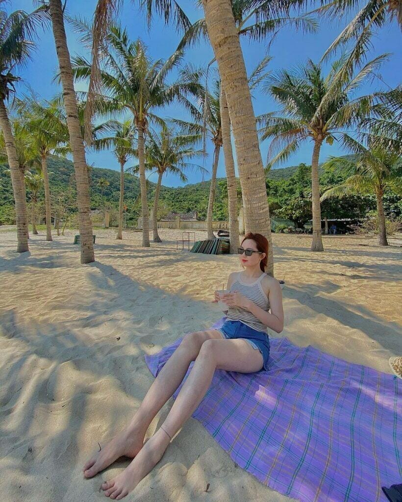 Cô gái bên bãi biển khi du lịch Quảng Nam