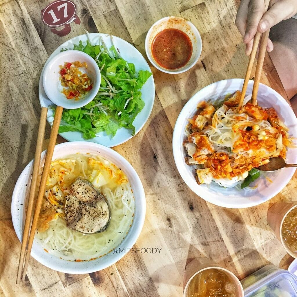 thưởng thức món bún đặc sản miền Trung