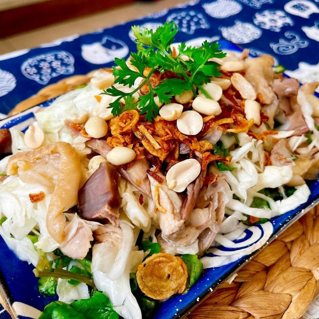 Phần gỏi gà rất ngon khi ăn kèm với cháo