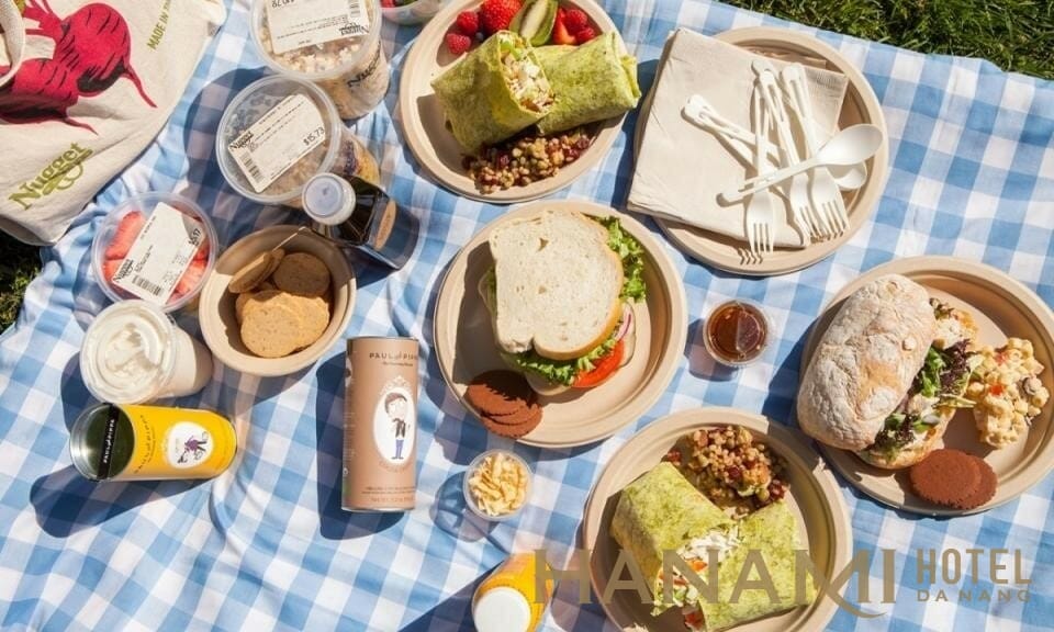 chuẩn bị sẵn đồ ăn cho chuyến đi picnic