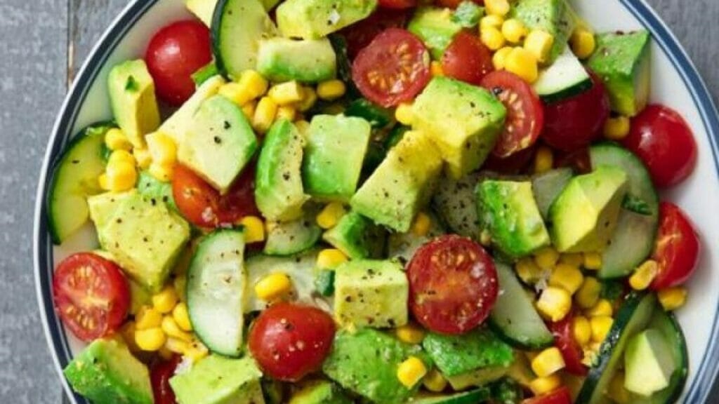 chuẩn bị salad cho chuyến đi picnic