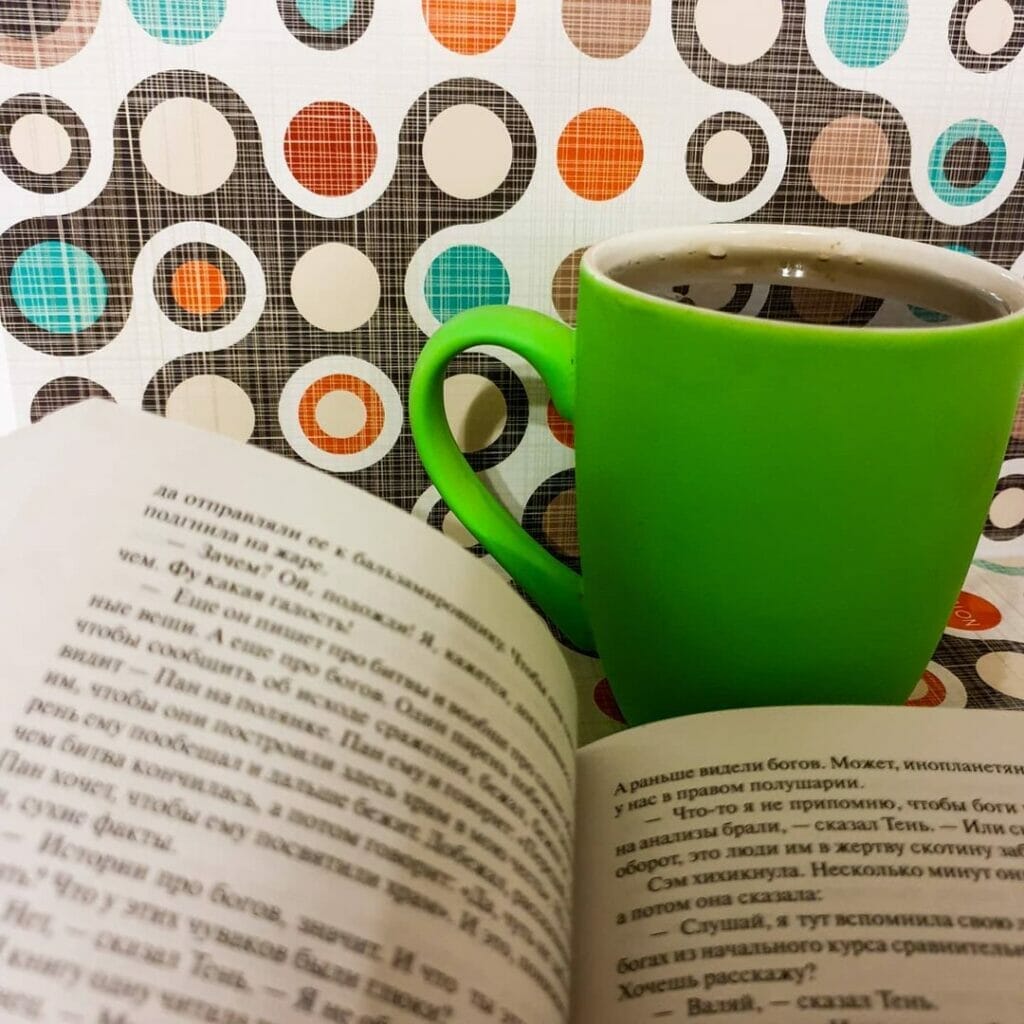 uống cafe đọc sách